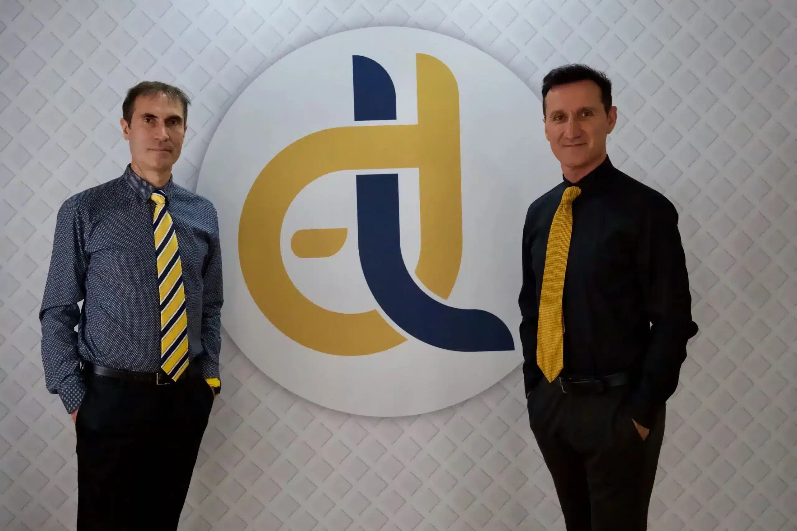 Carles y Albert con Logo